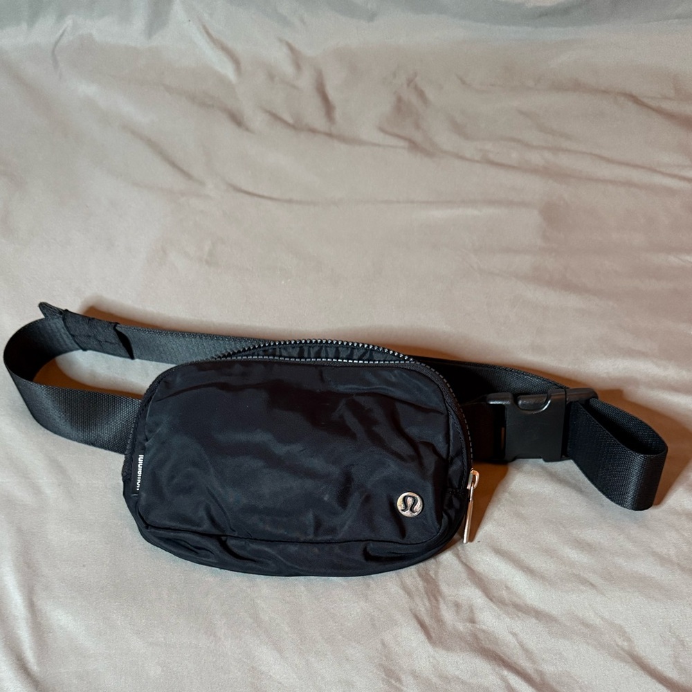 Lululemon Everywhere Belt Bag 🖤 🍋‎ - Picture 5 of 10